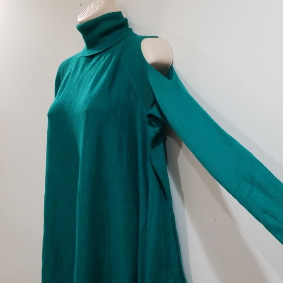 Ashley Stewart cold shoulder shark bite sweater - Picture 4 of 8